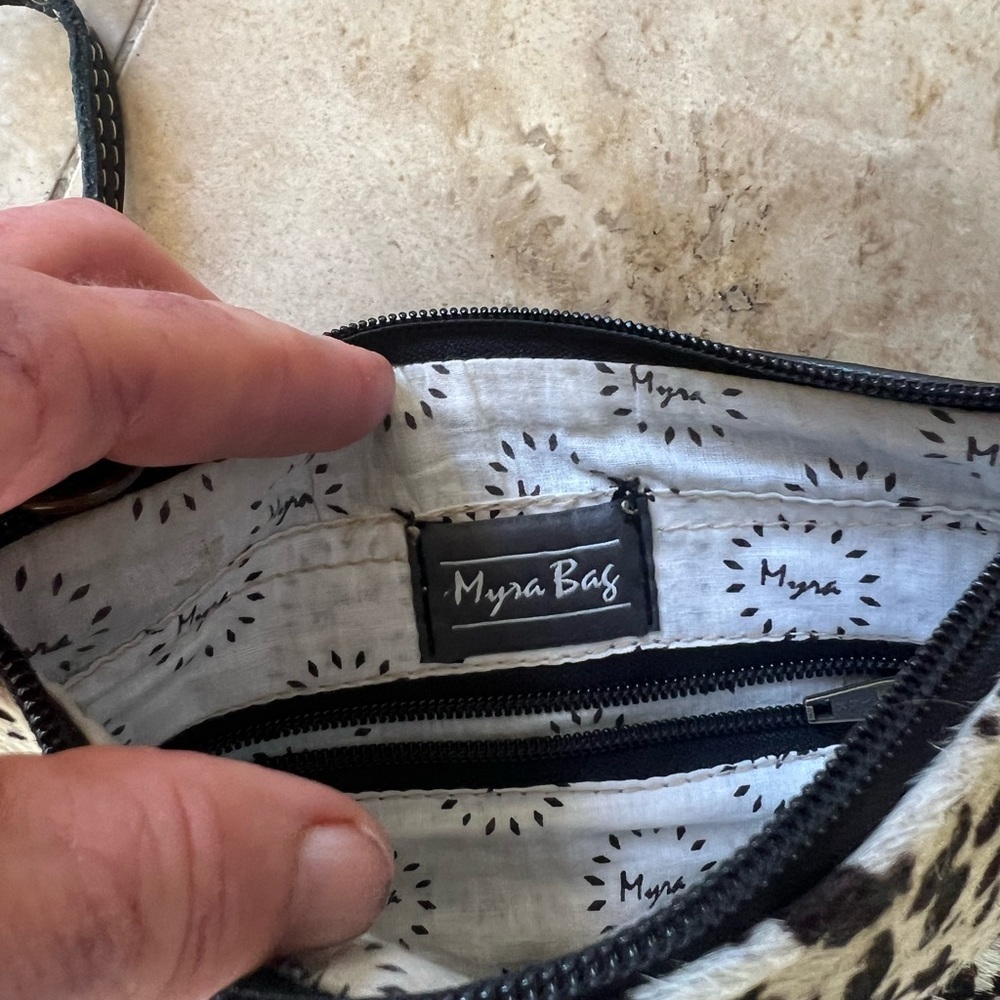 Myrna cowhide wristlet cream, color and black excellent condition - Picture 6 of 7